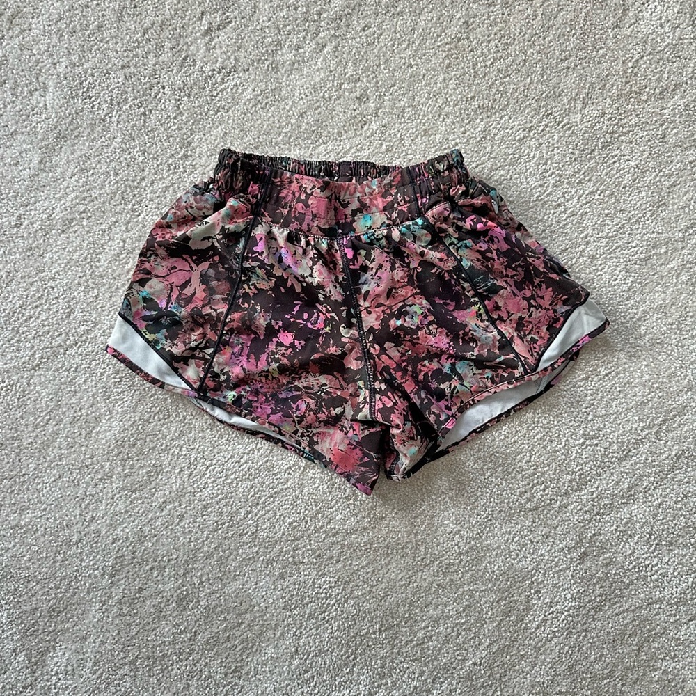 Lululemon Hotty Hot Low-Rise Lined Short 4" Stencil Blossom Red Multi/Sheer Blue
